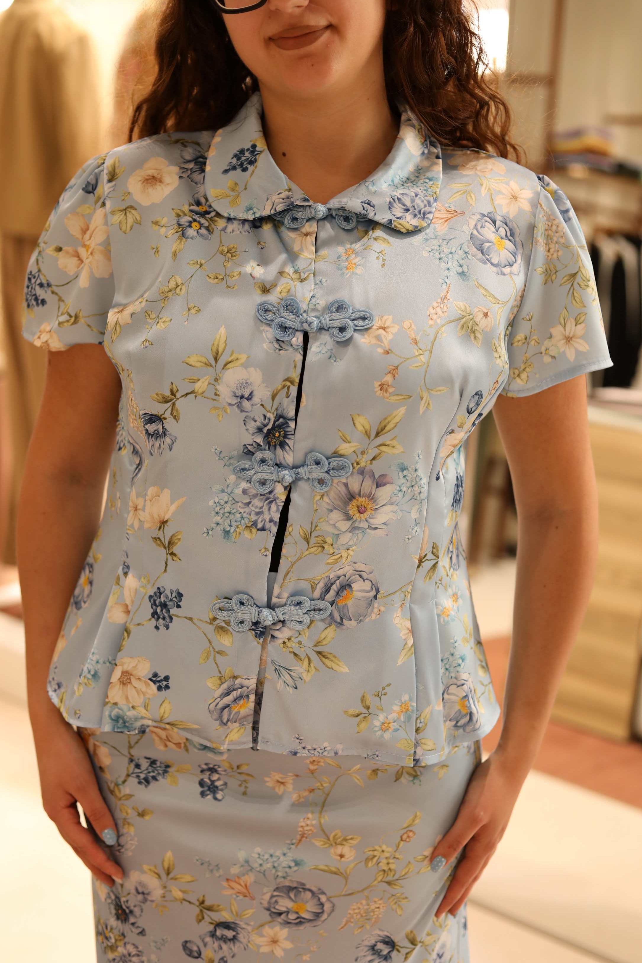 BLUSA FLOREALE IN RASO CON ALAMARI