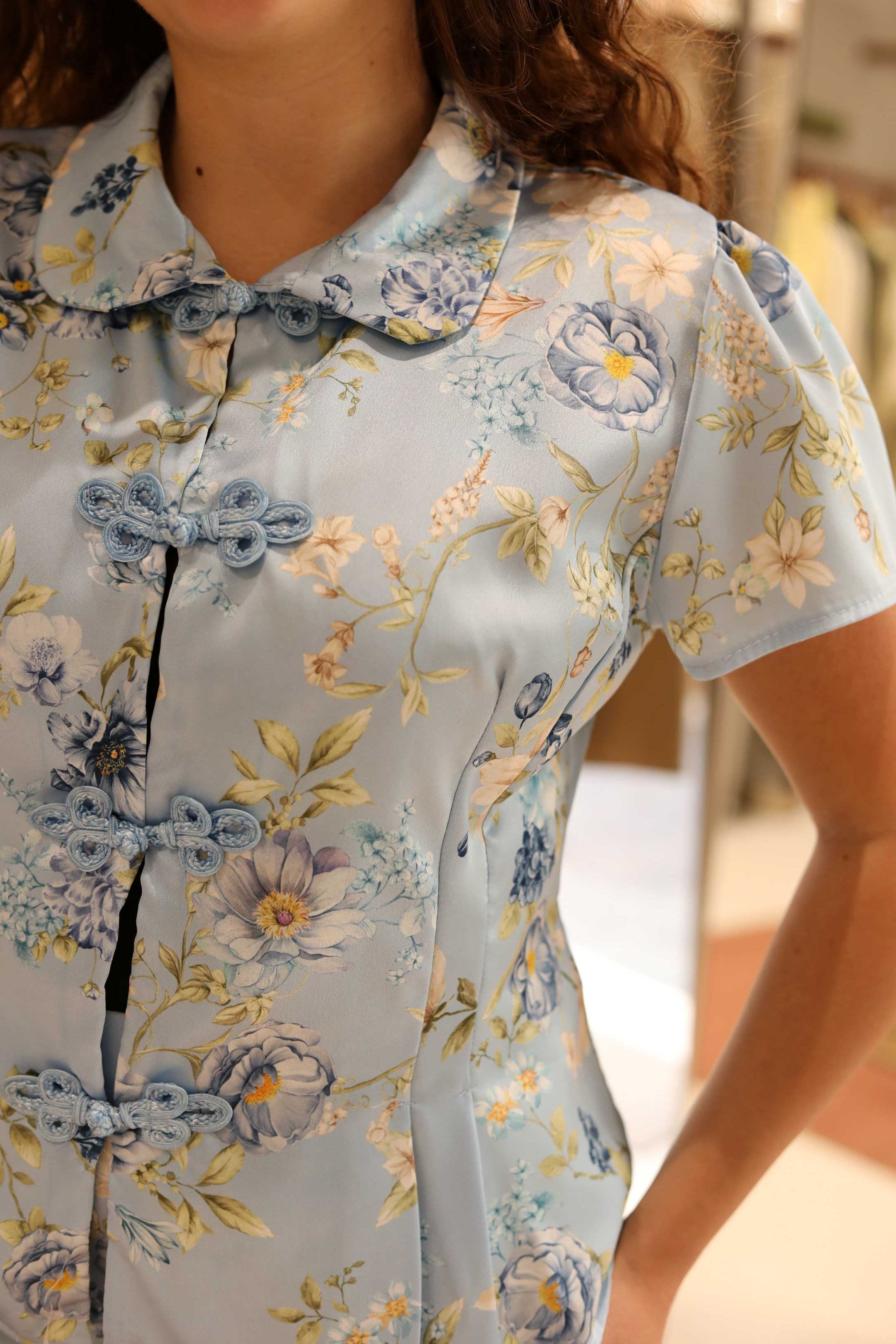BLUSA FLOREALE IN RASO CON ALAMARI