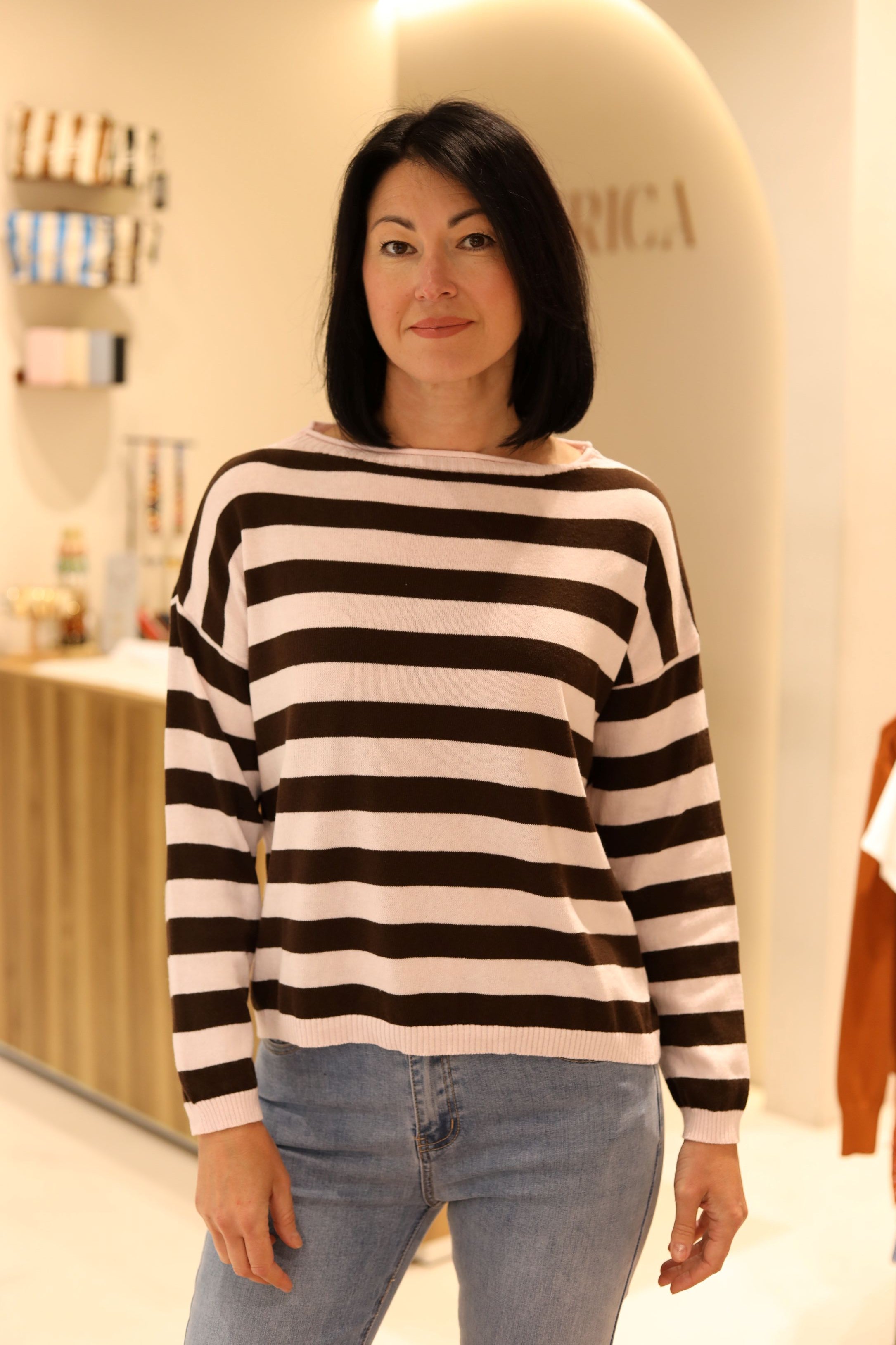 MAGLIA A RIGHE CON SCOLLO A BARCHETTA IN MISTO COTONE