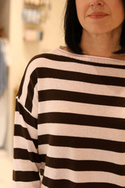 MAGLIA A RIGHE CON SCOLLO A BARCHETTA IN MISTO COTONE