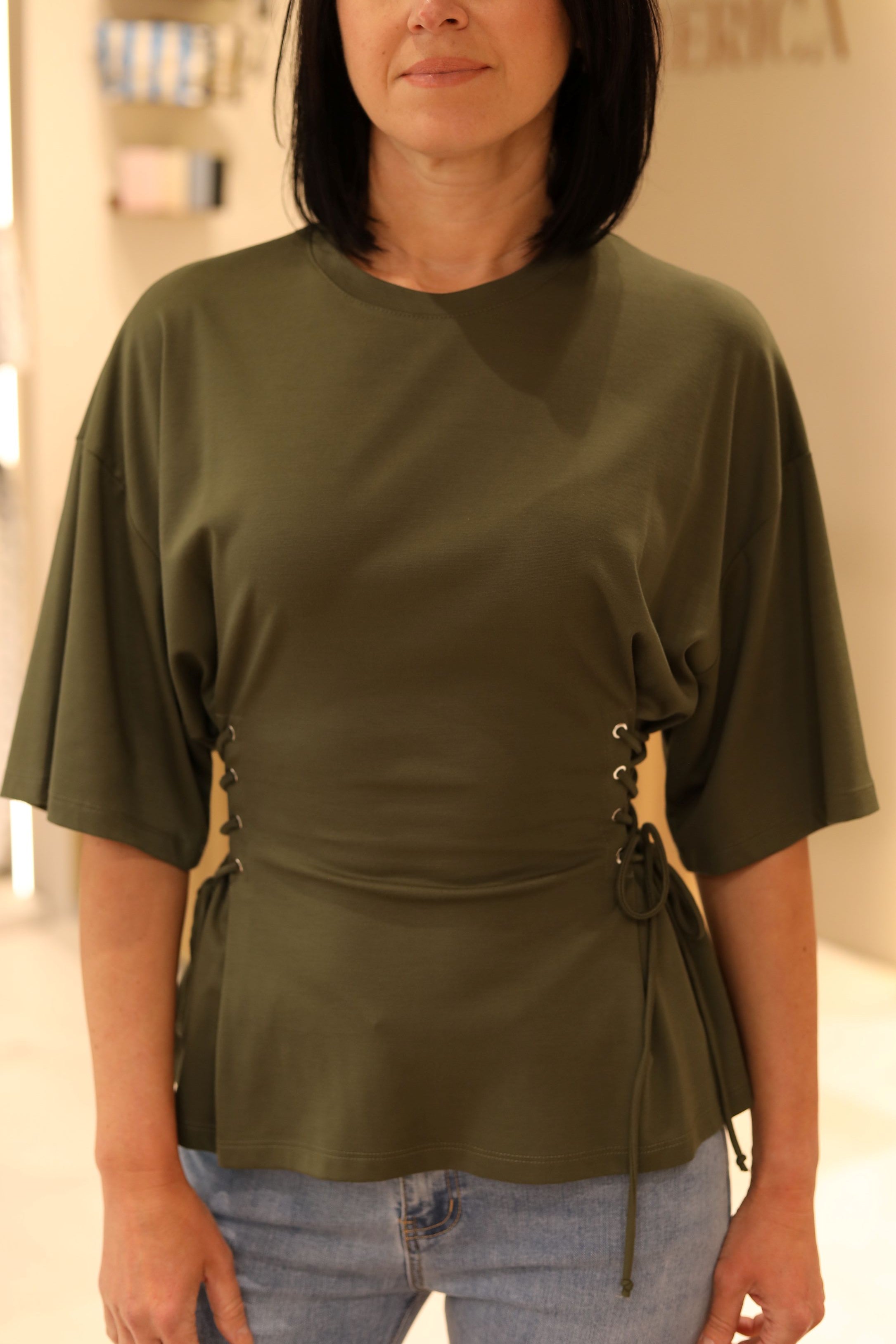 T-SHIRT CON LACCI LATERALI REGOLABILI