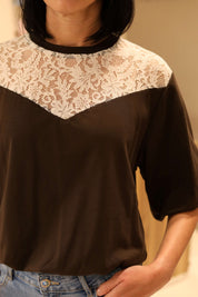 T-SHIRT IN COTONE CON ELASTICO E RICAMI