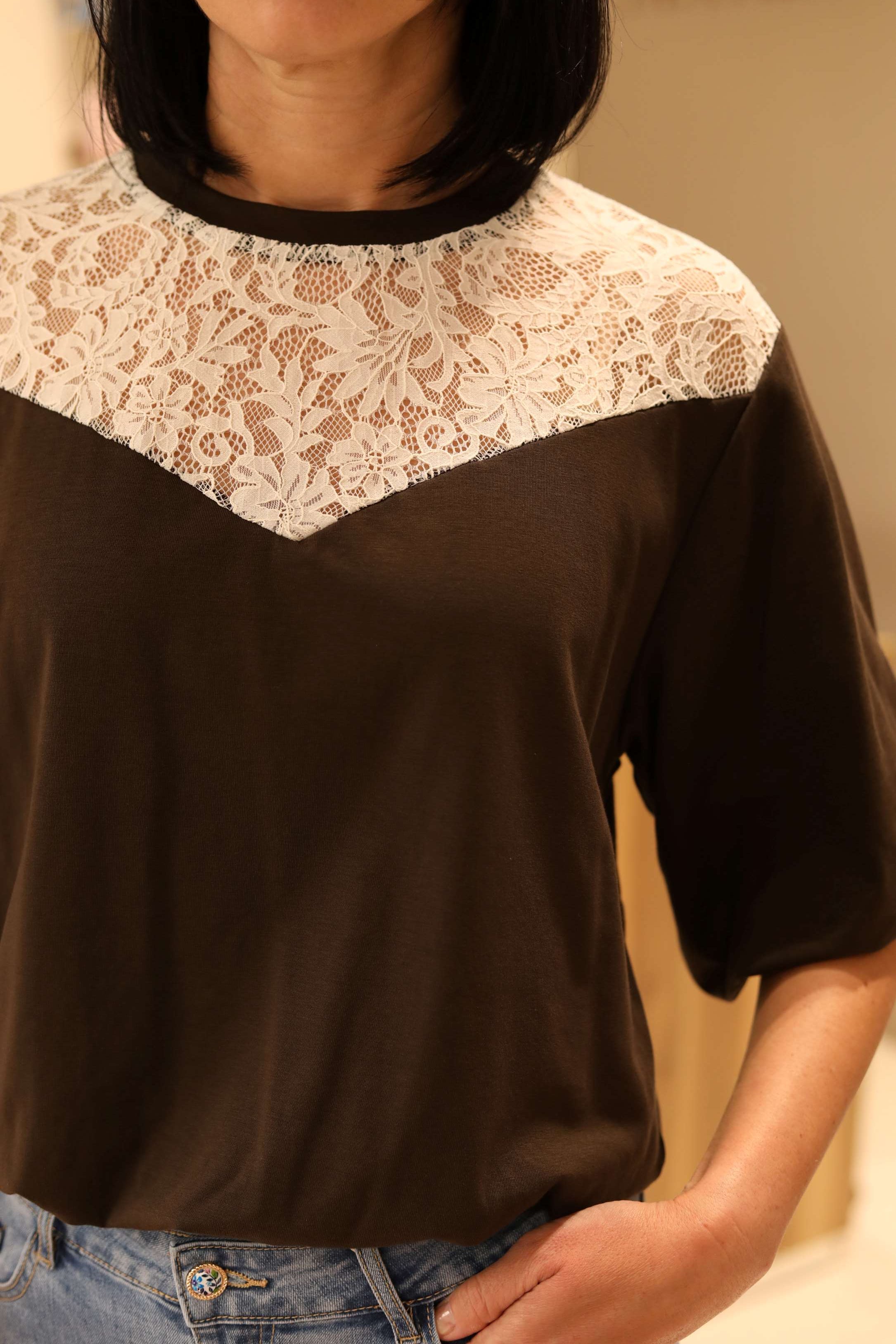 T-SHIRT IN COTONE CON ELASTICO E RICAMI