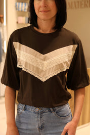 T-SHIRT CROP IN COTONE CON ELASTICO E RICAMI