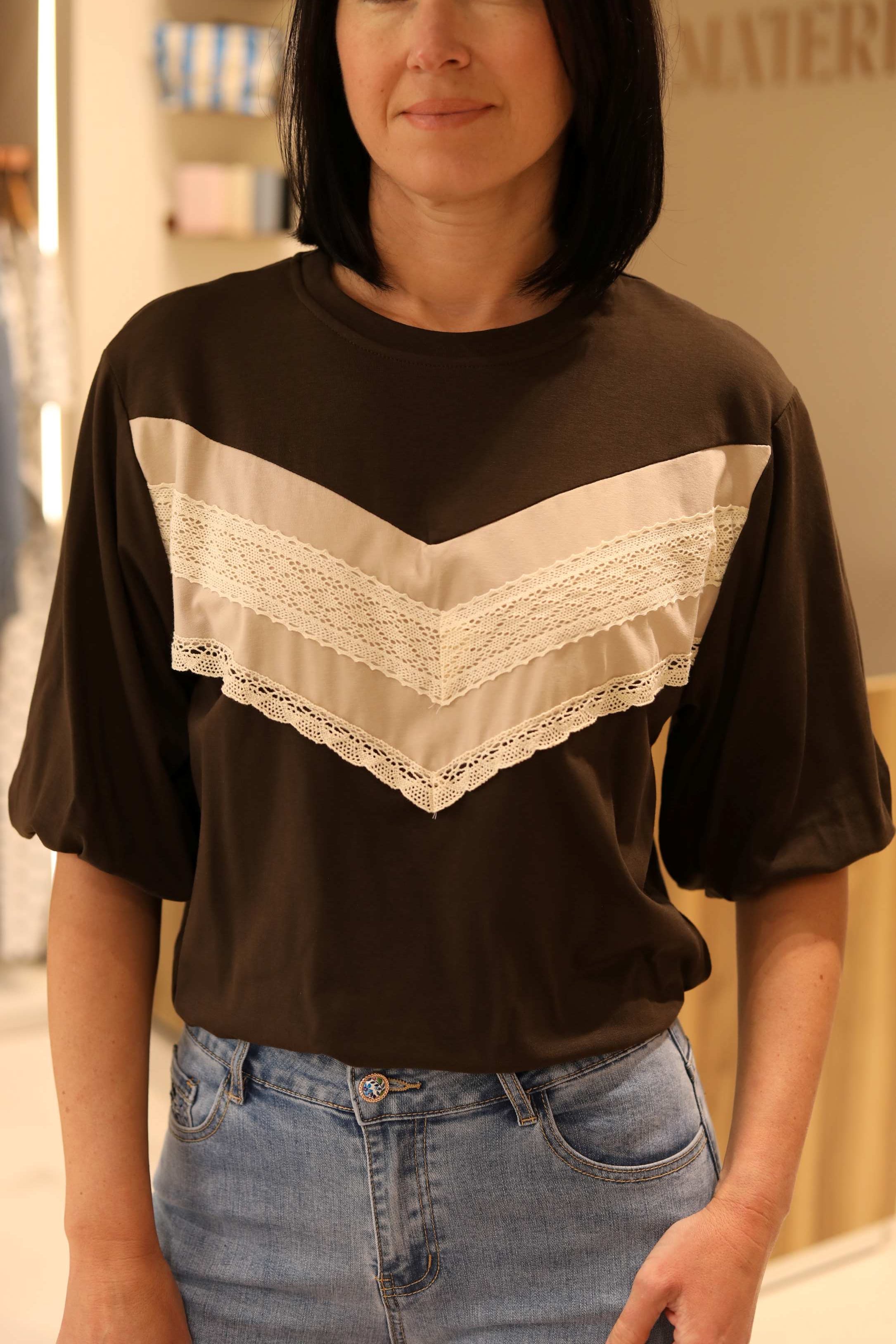 T-SHIRT CROP IN COTONE CON ELASTICO E RICAMI