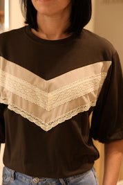 T-SHIRT CROP IN COTONE CON ELASTICO E RICAMI