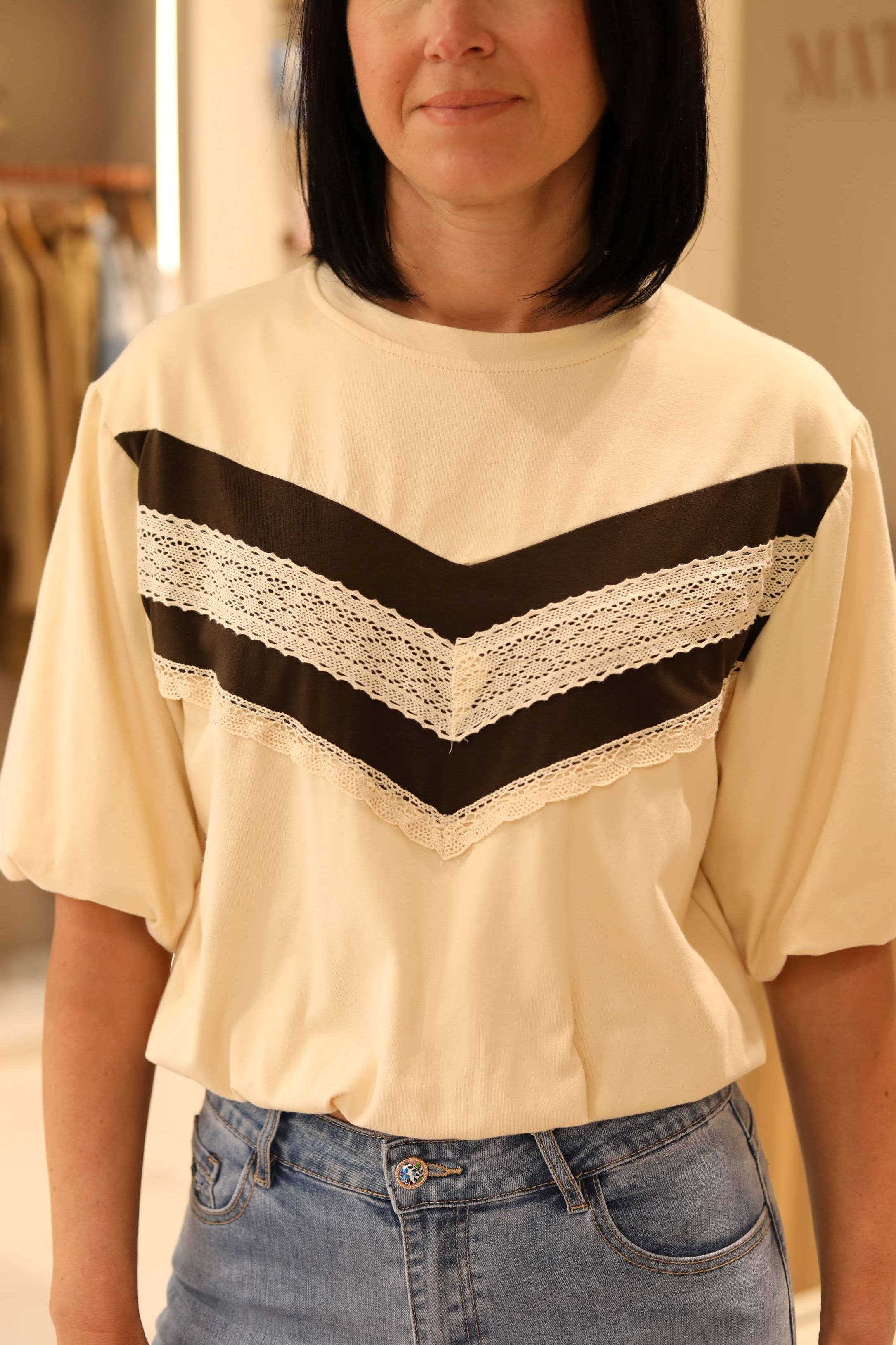 T-SHIRT CROP IN COTONE CON ELASTICO E RICAMI