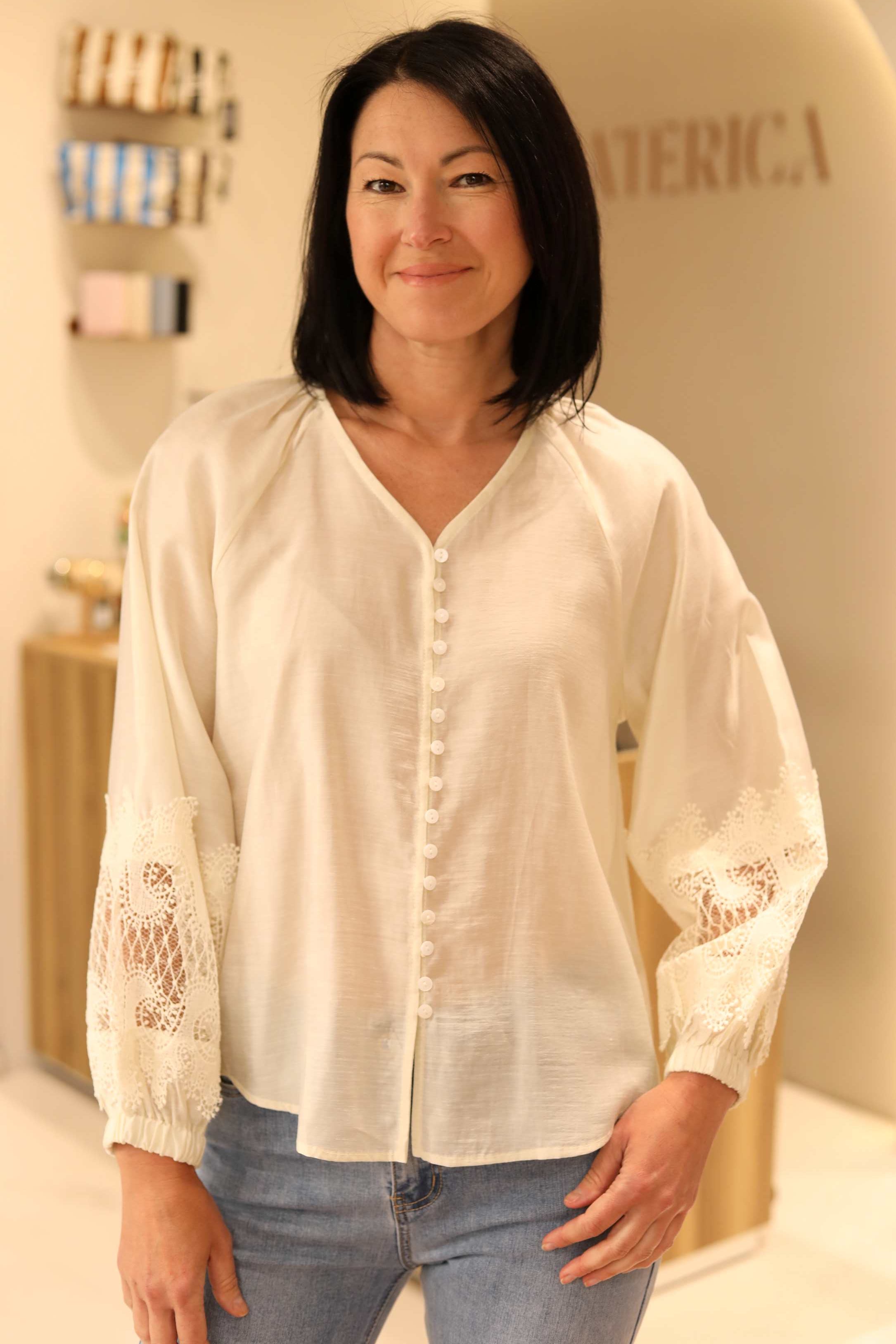 BLUSA CON RICAMI SULLE MANICHE