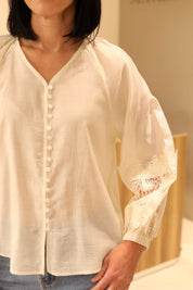 BLUSA CON RICAMI SULLE MANICHE
