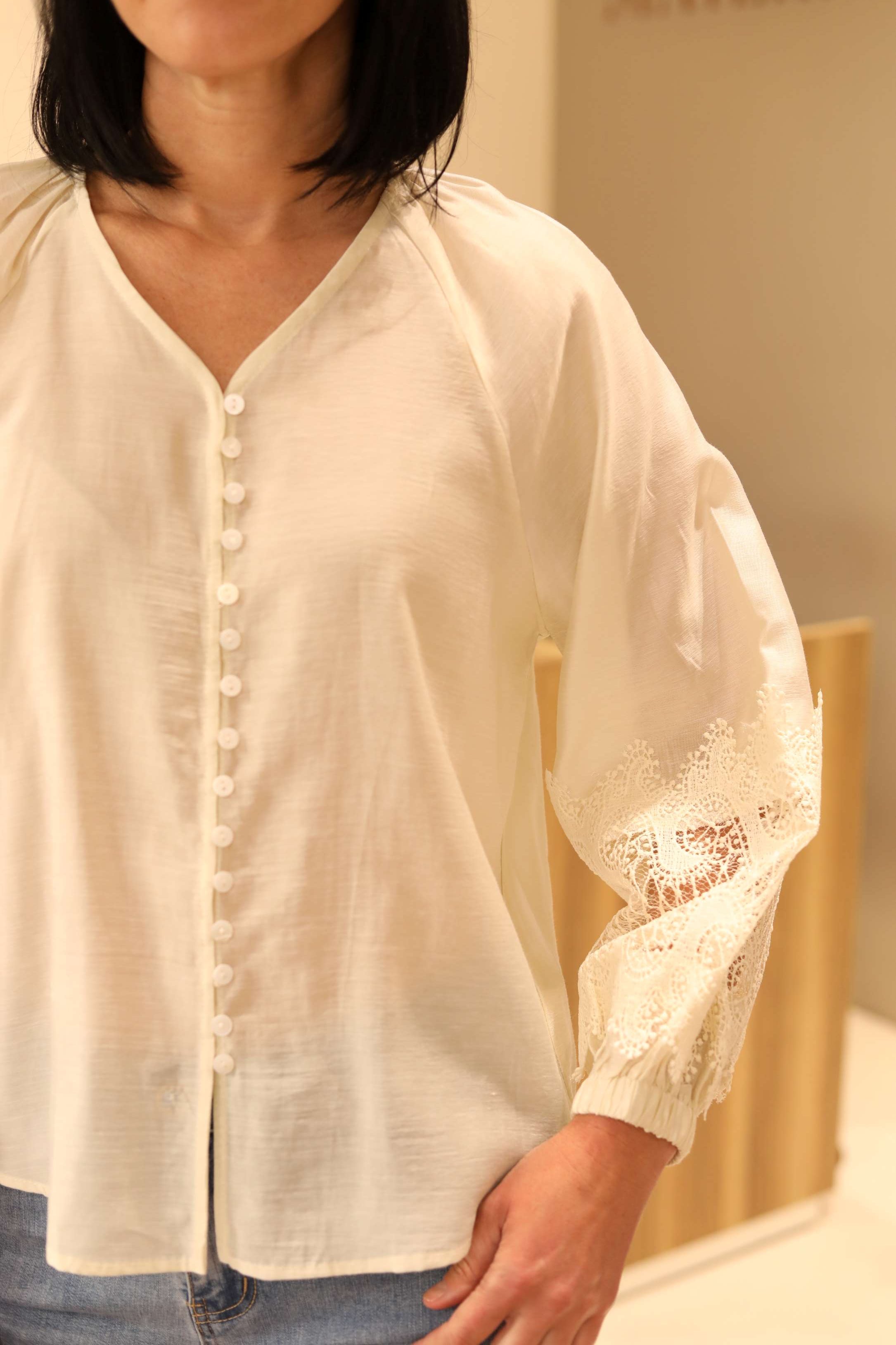 BLUSA CON RICAMI SULLE MANICHE