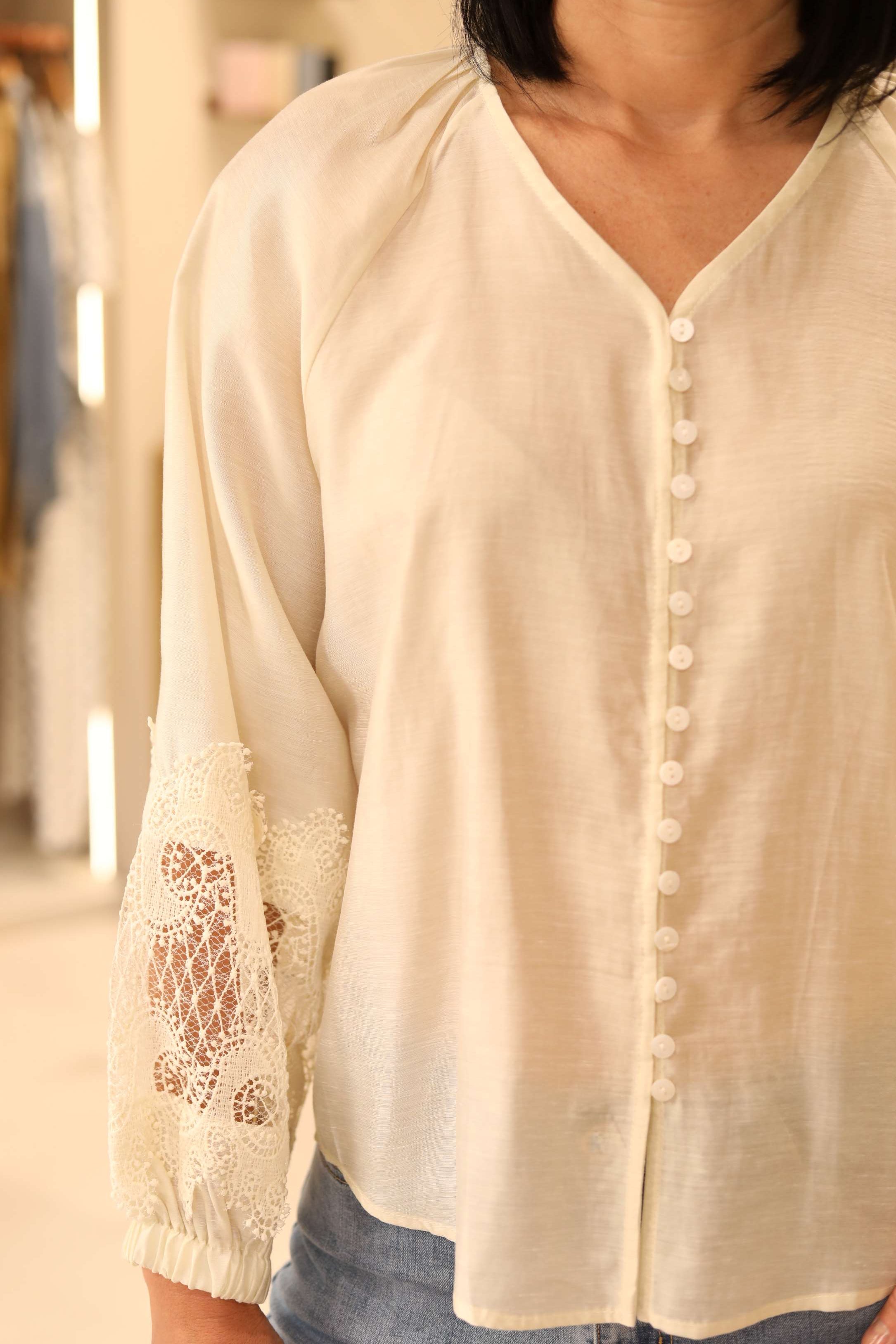 BLUSA CON RICAMI SULLE MANICHE