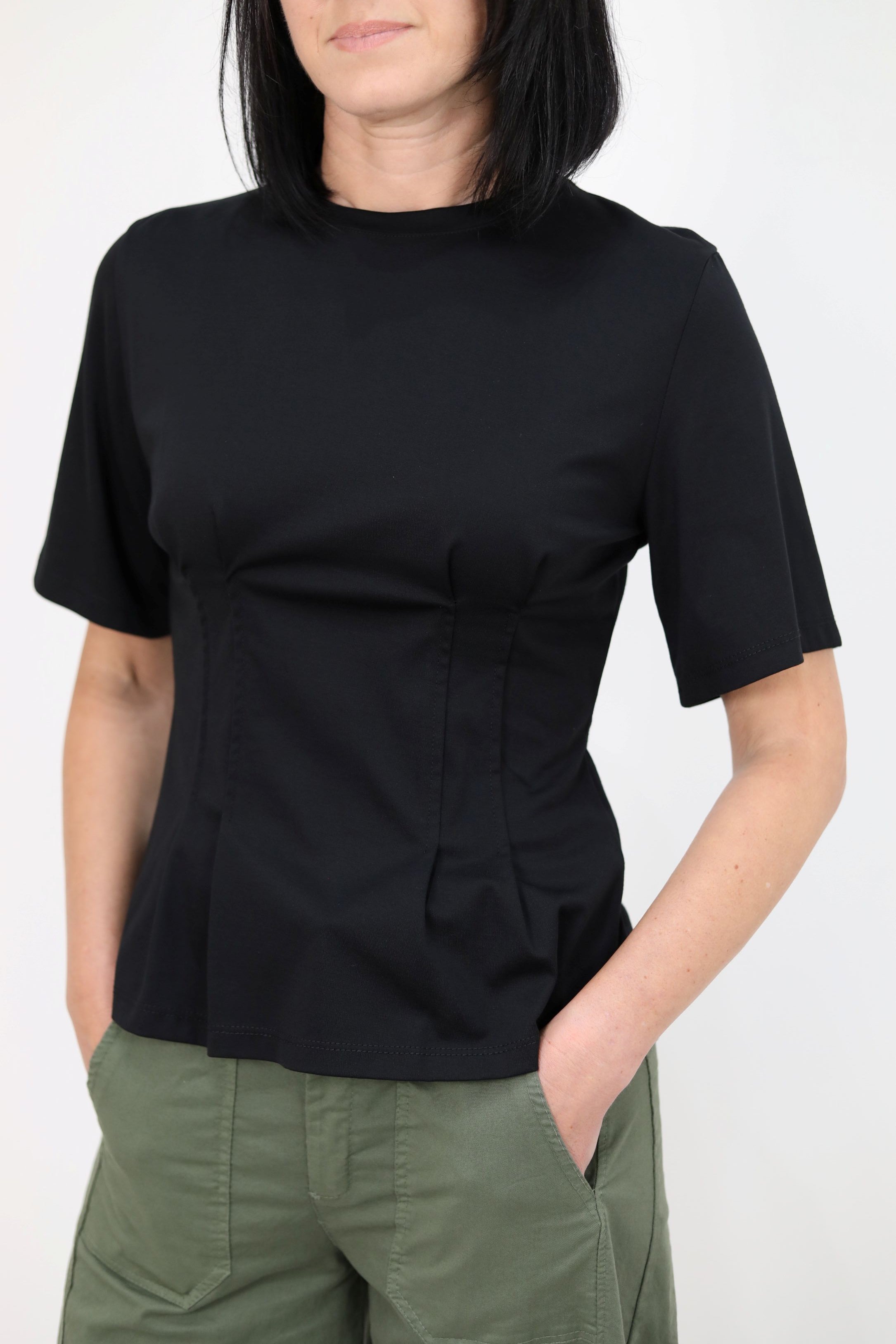 T-SHIRT ADERENTE CON PINCES