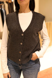 GILET SCOLLO A V CON BOTTONI IN 100% LANA MERINO