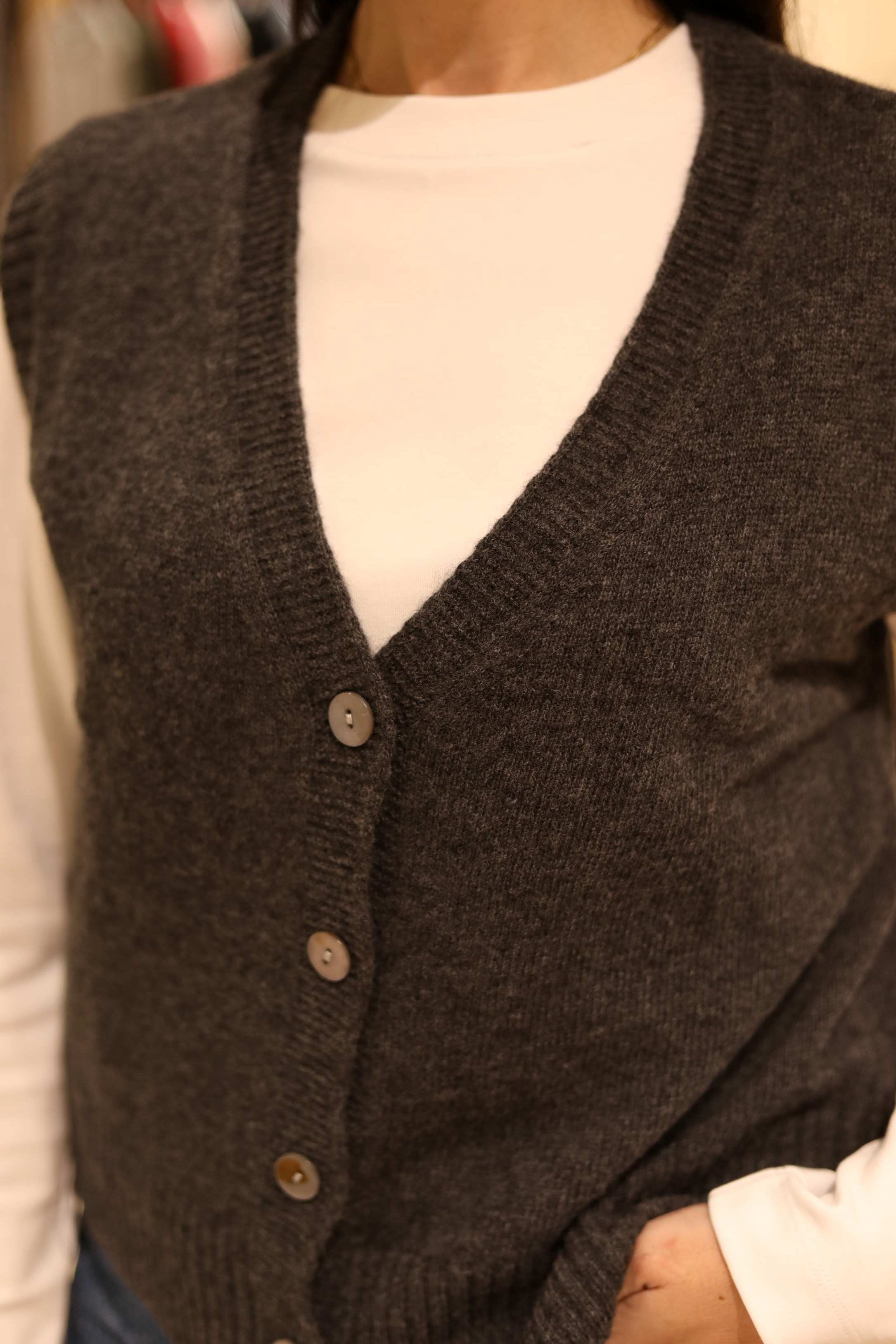 GILET SCOLLO A V CON BOTTONI IN 100% LANA MERINO