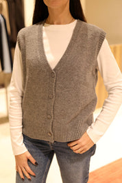 GILET SCOLLO A V CON BOTTONI IN 100% LANA MERINO