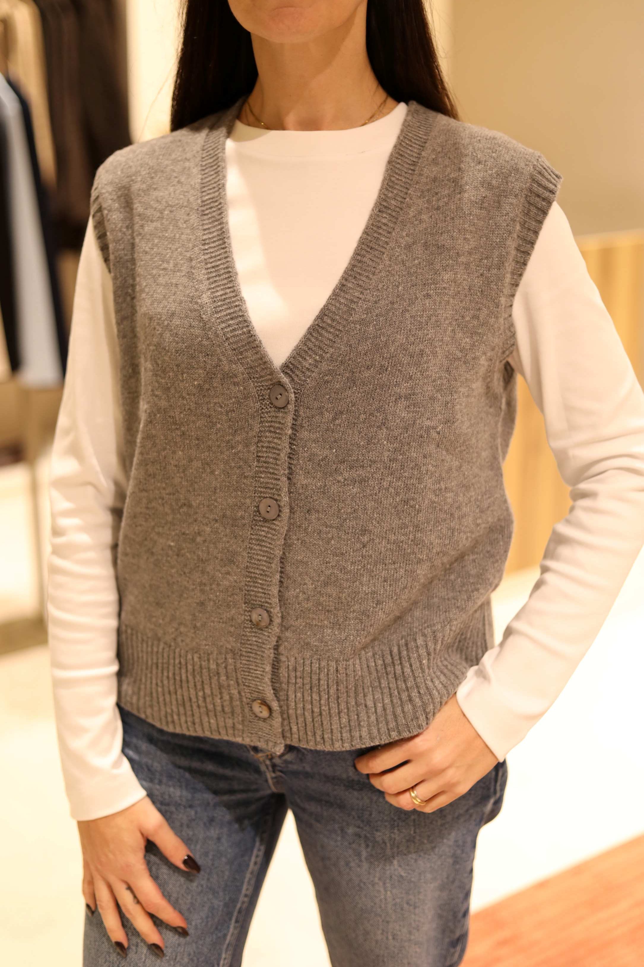 GILET SCOLLO A V CON BOTTONI IN 100% LANA MERINO