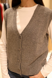 GILET SCOLLO A V CON BOTTONI IN 100% LANA MERINO