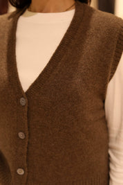 GILET SCOLLO A V CON BOTTONI IN 100% LANA MERINO