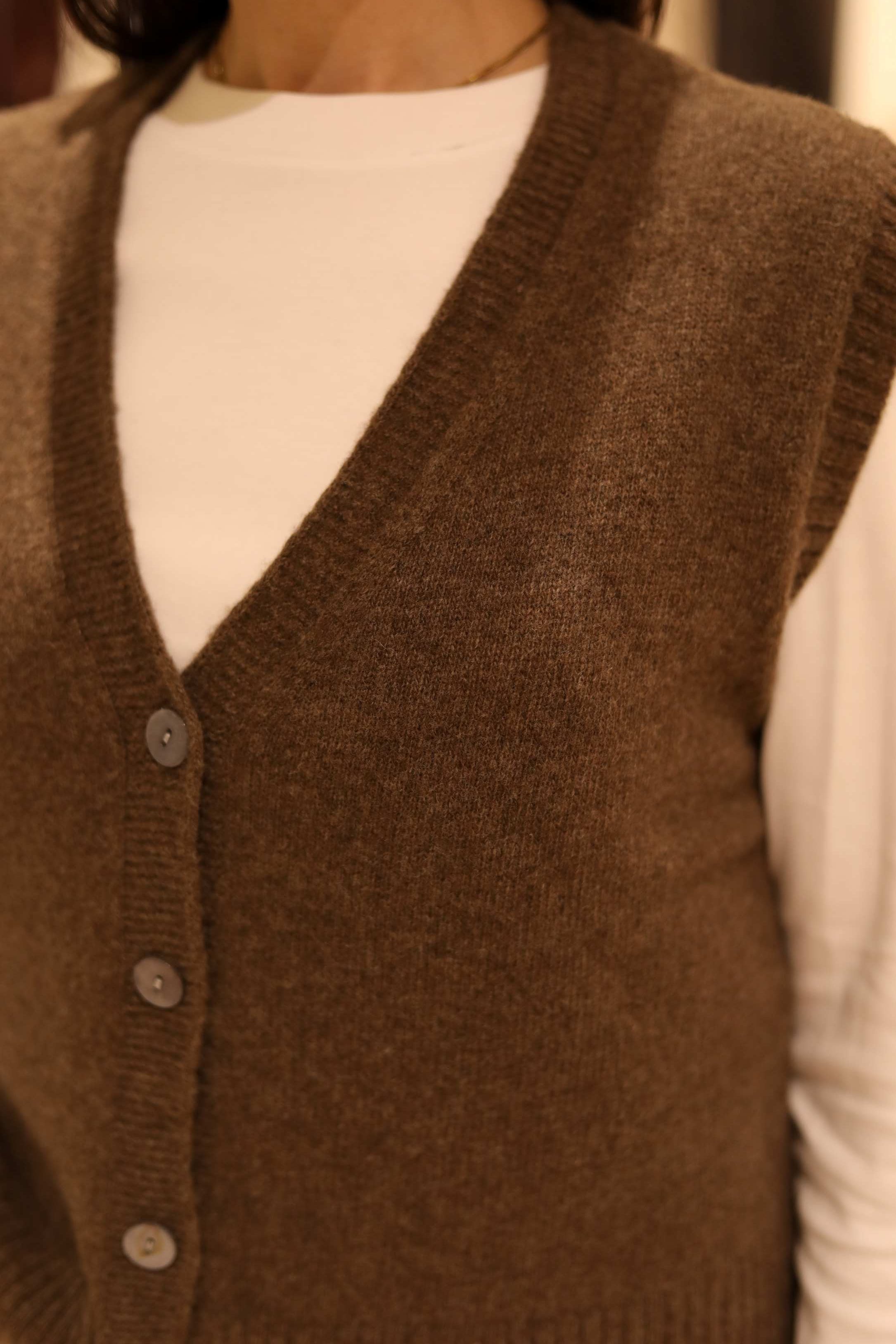 GILET SCOLLO A V CON BOTTONI IN 100% LANA MERINO