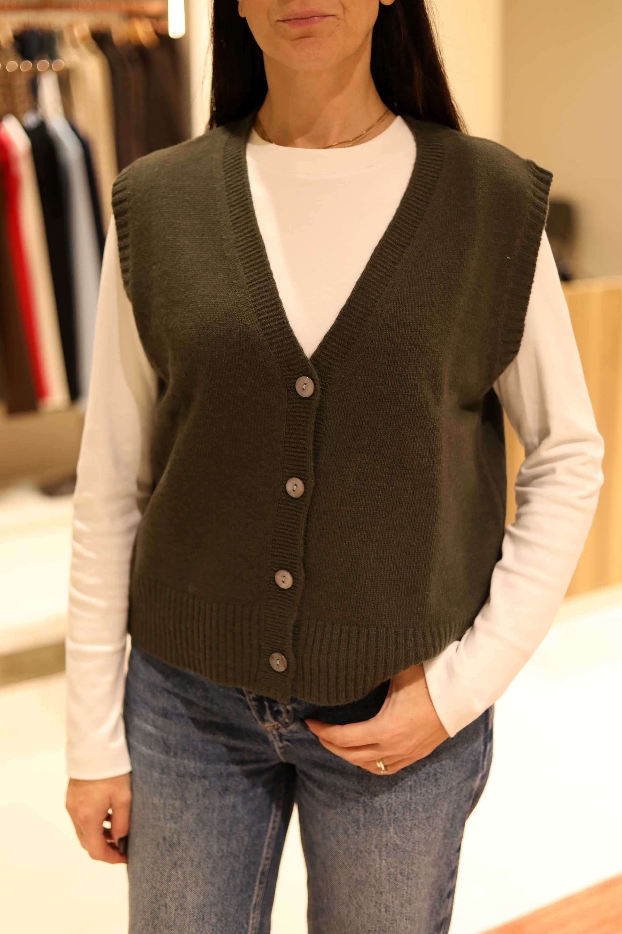 GILET SCOLLO A V CON BOTTONI IN 100% LANA MERINO