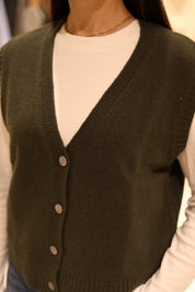 GILET SCOLLO A V CON BOTTONI IN 100% LANA MERINO