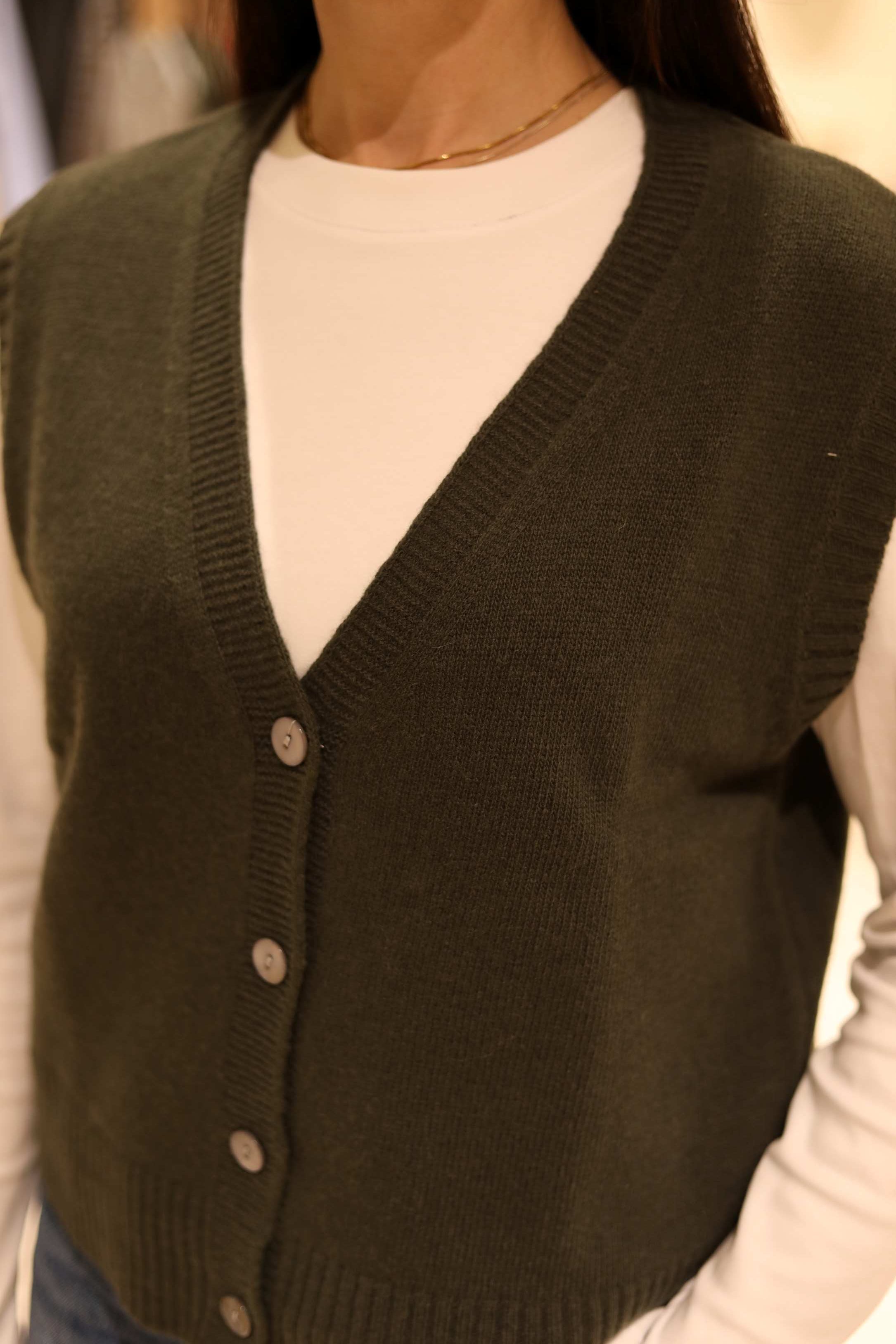 GILET SCOLLO A V CON BOTTONI IN 100% LANA MERINO