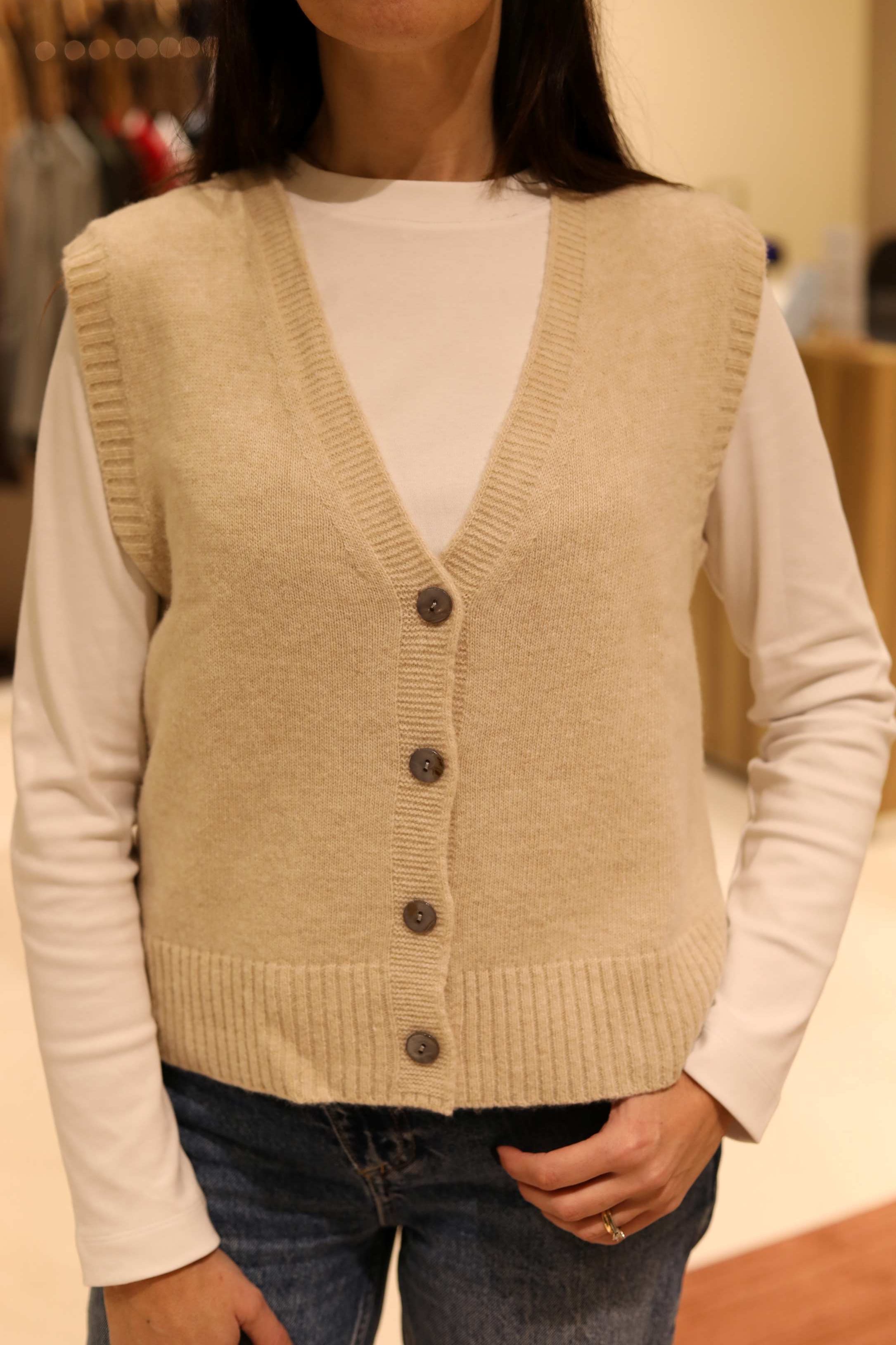 GILET SCOLLO A V CON BOTTONI IN 100% LANA MERINO