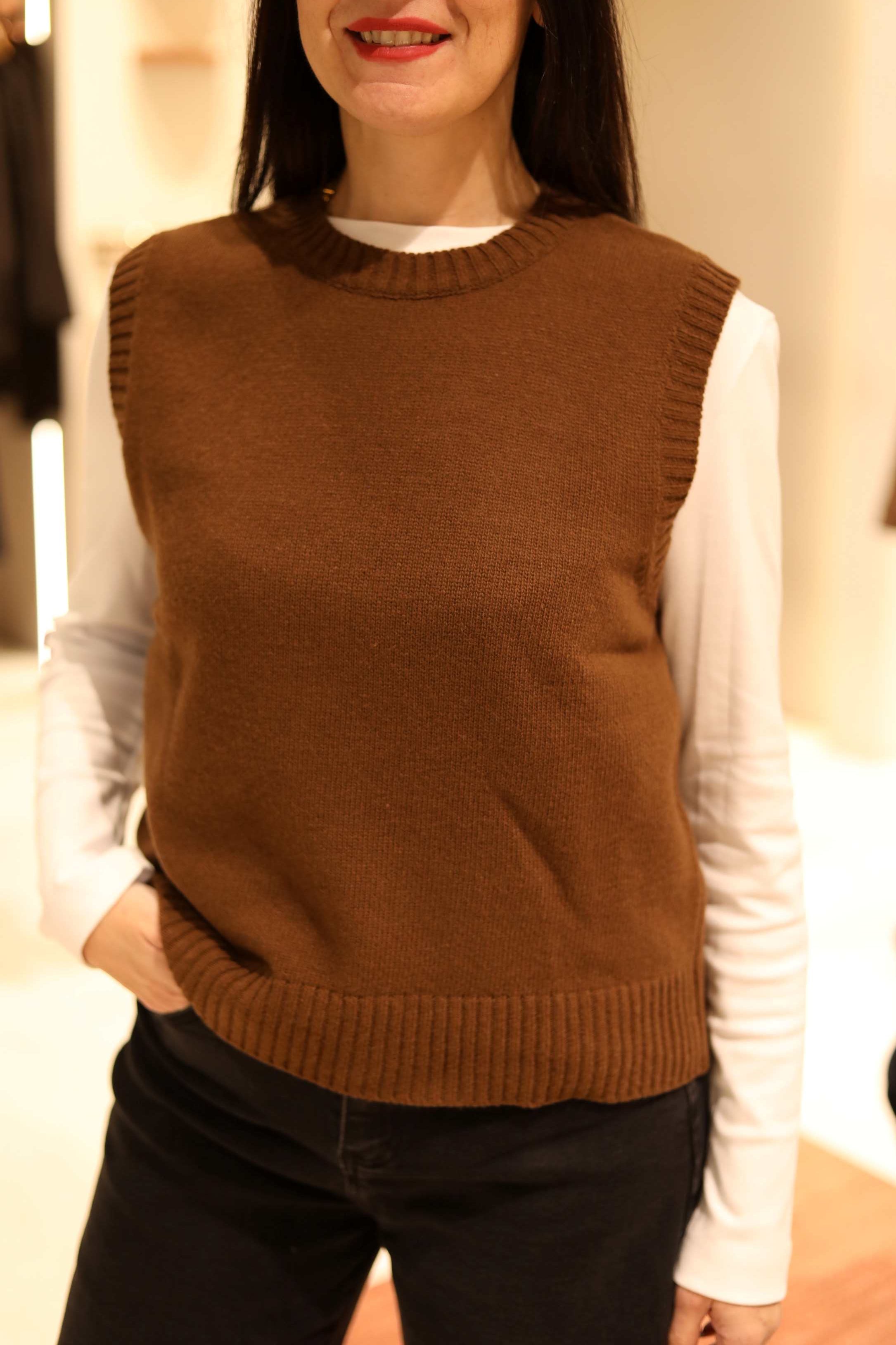 GILET GIROCOLLO CON PROFILI A COSTINE IN 100% LANA