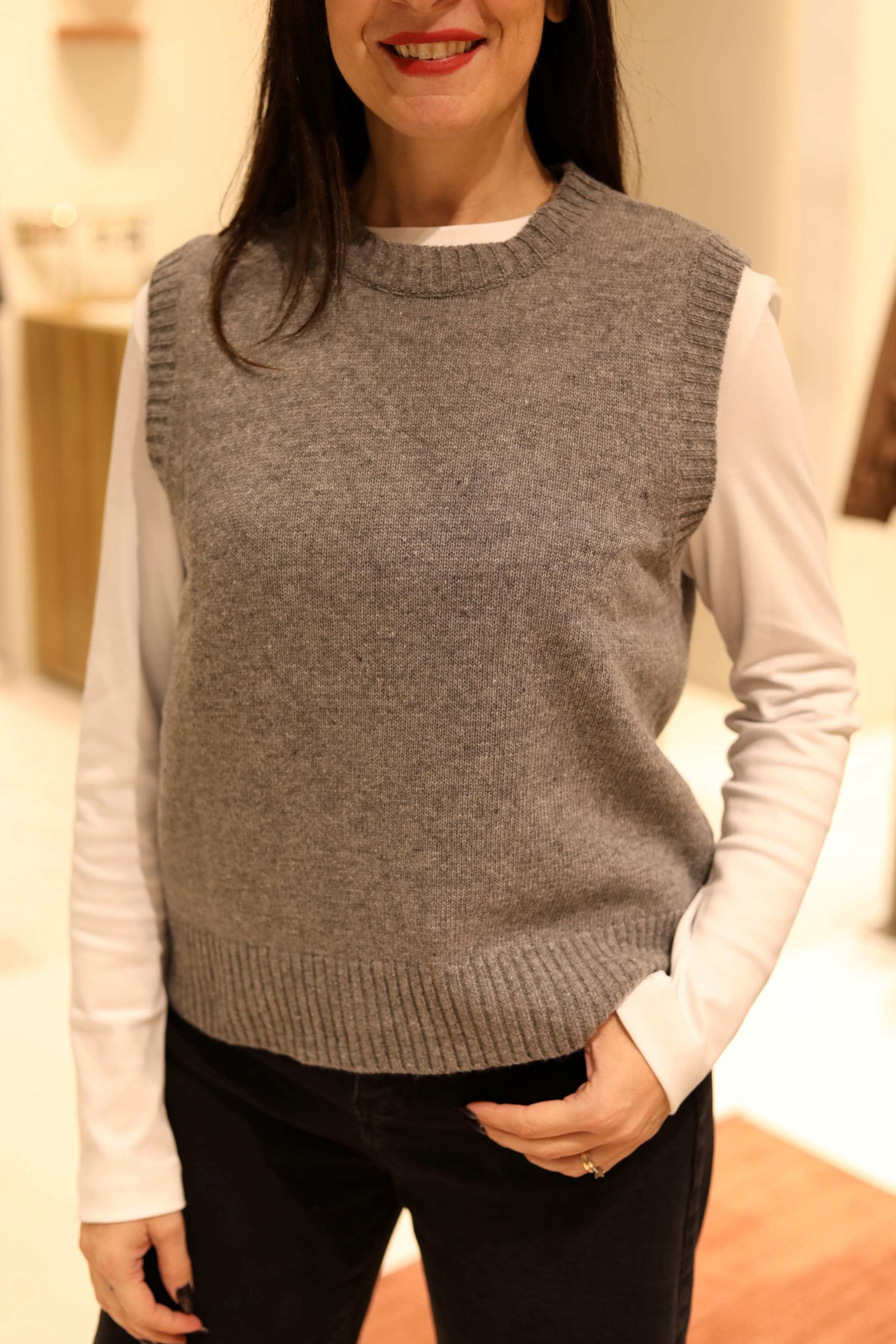 GILET GIROCOLLO CON PROFILI A COSTINE IN 100% LANA