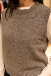 GILET GIROCOLLO CON PROFILI A COSTINE IN 100% LANA