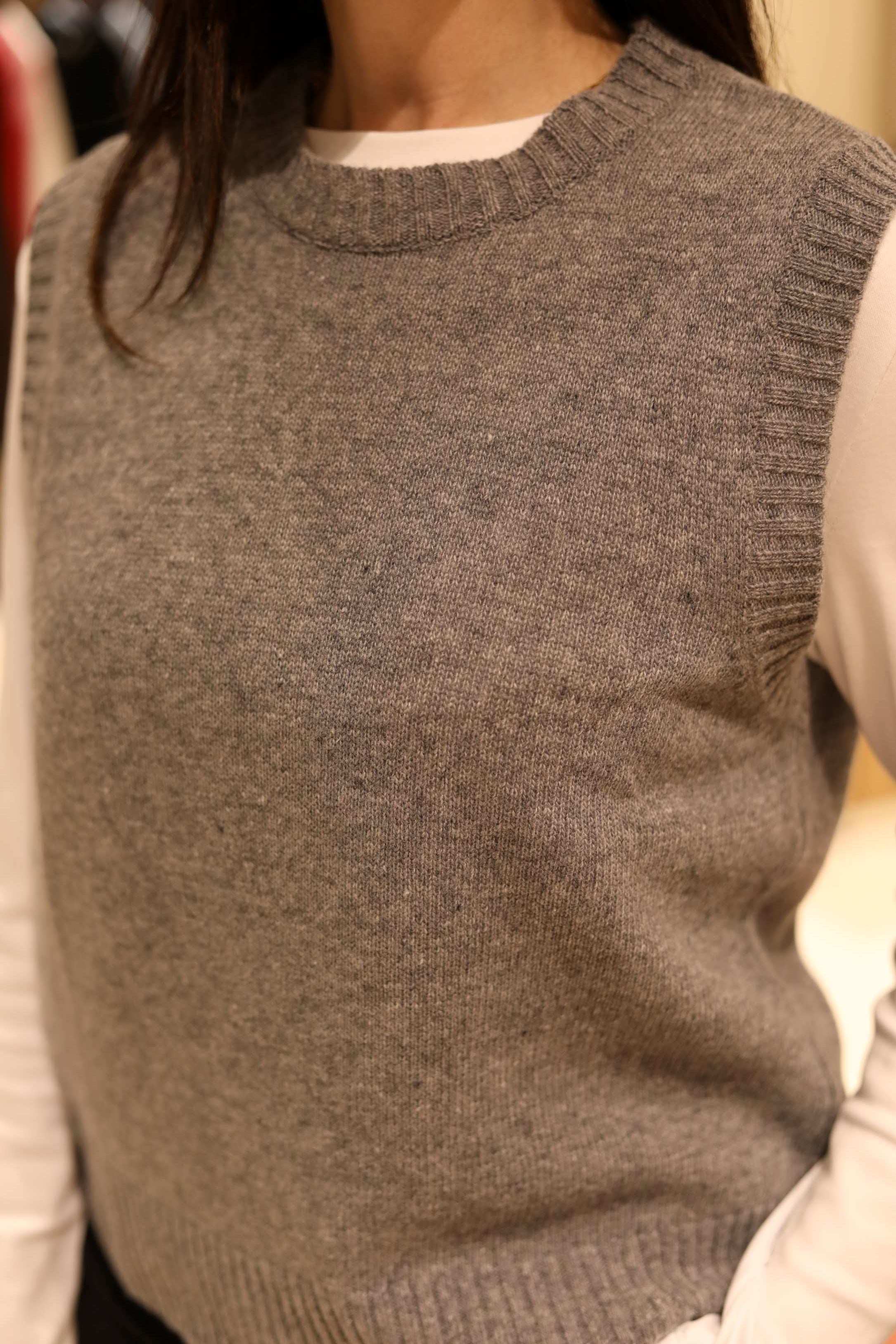 GILET GIROCOLLO CON PROFILI A COSTINE IN 100% LANA