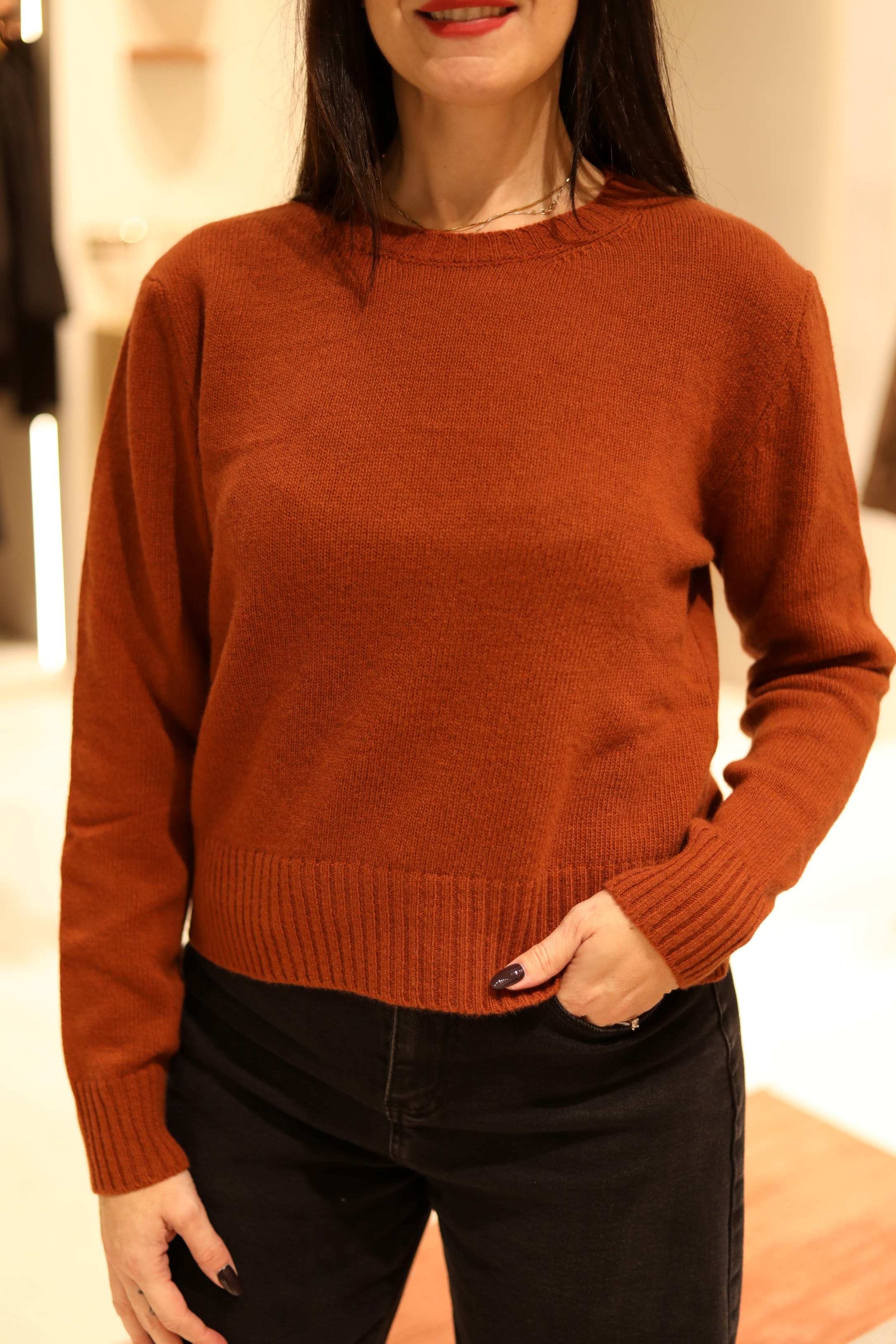 MAGLIA A GIROCOLLO CON PROFILI A COSTINE IN 100% LANA MERINO