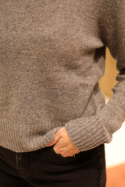 MAGLIONCINO GIROCOLLO CON PROFILI A COSTINE IN 100% LANA MERINO