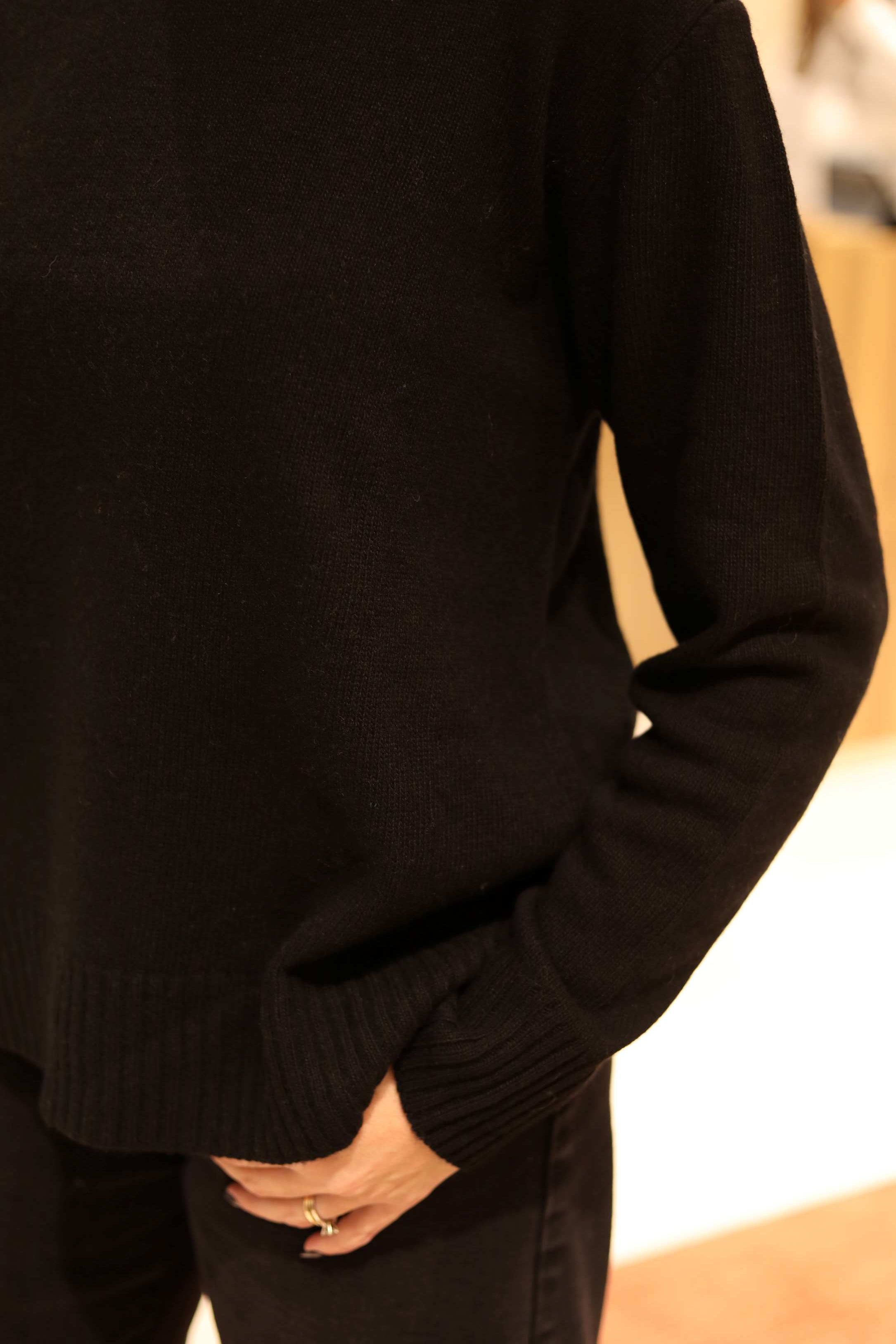 MAGLIA A GIROCOLLO IN MISTO LANA E CASHMERE CON PROFILI A COSTINE