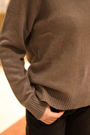 MAGLIA A GIROCOLLO IN MISTO LANA E CASHMERE CON PROFILI A COSTINE