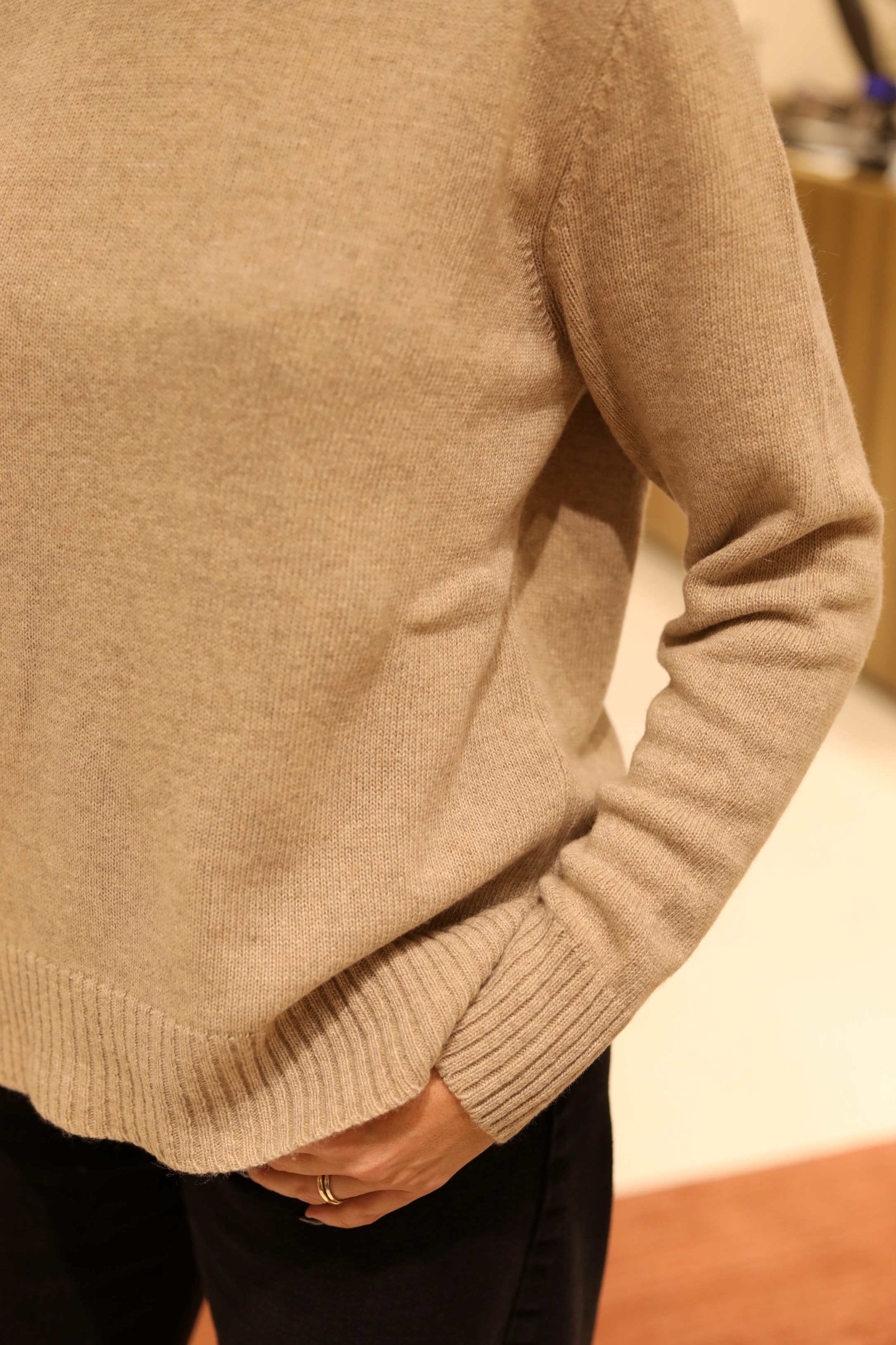 MAGLIA A GIROCOLLO IN MISTO LANA E CASHMERE CON PROFILI A COSTINE