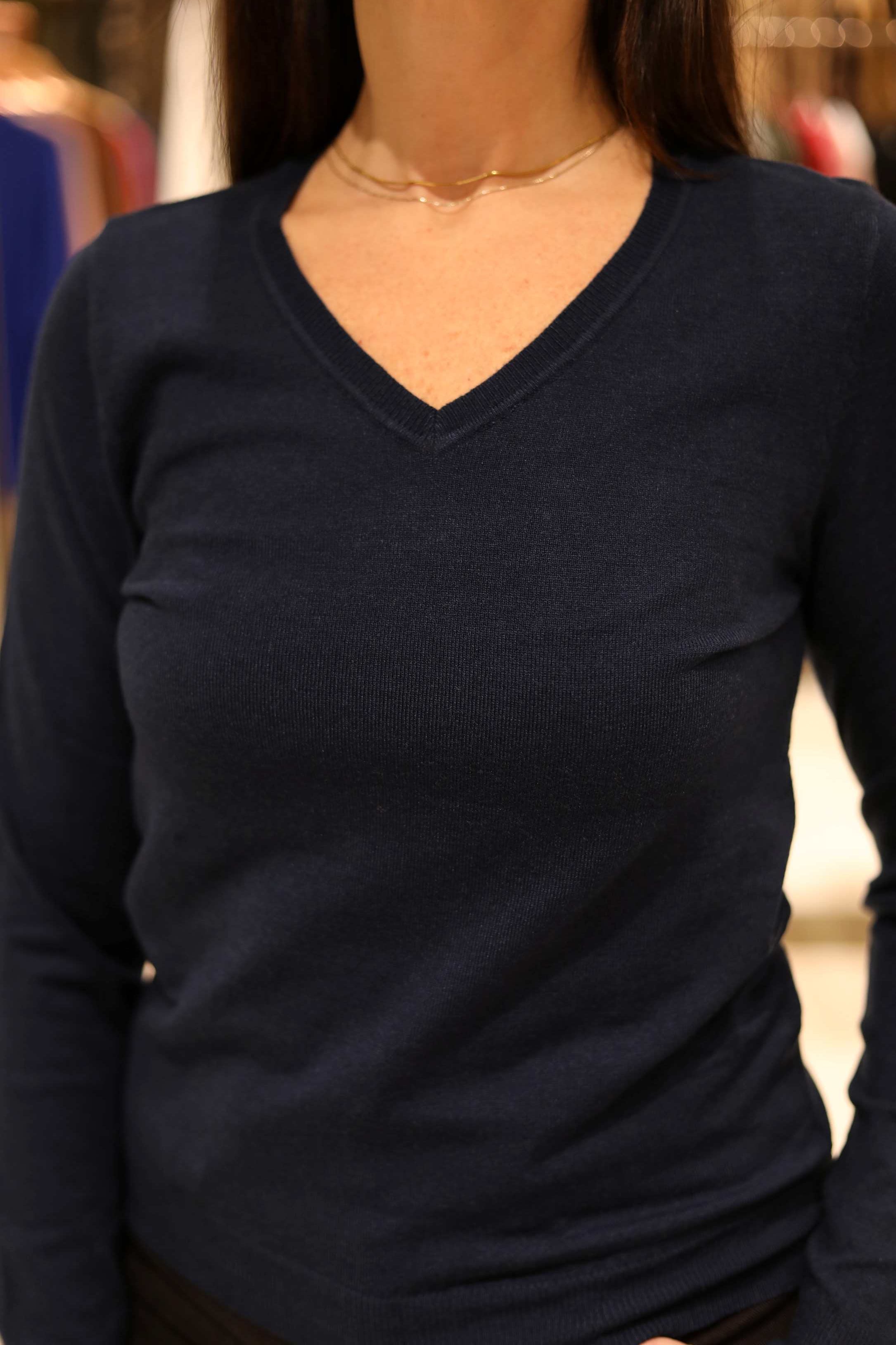 MAGLIA SLIM FIT CON SCOLLO A V IN CALDA VISCOSA