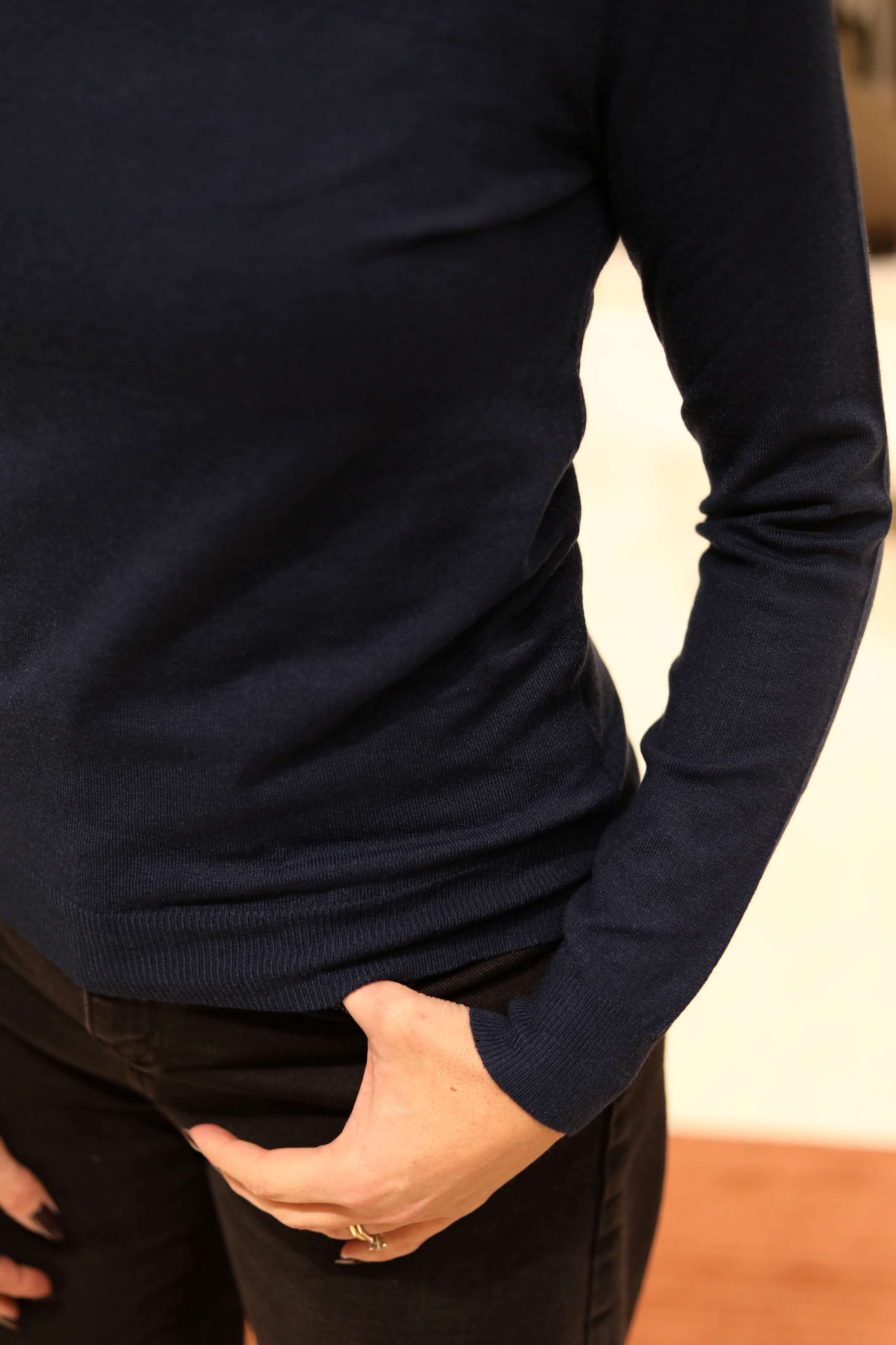 MAGLIA SLIM FIT CON SCOLLO A V IN CALDA VISCOSA