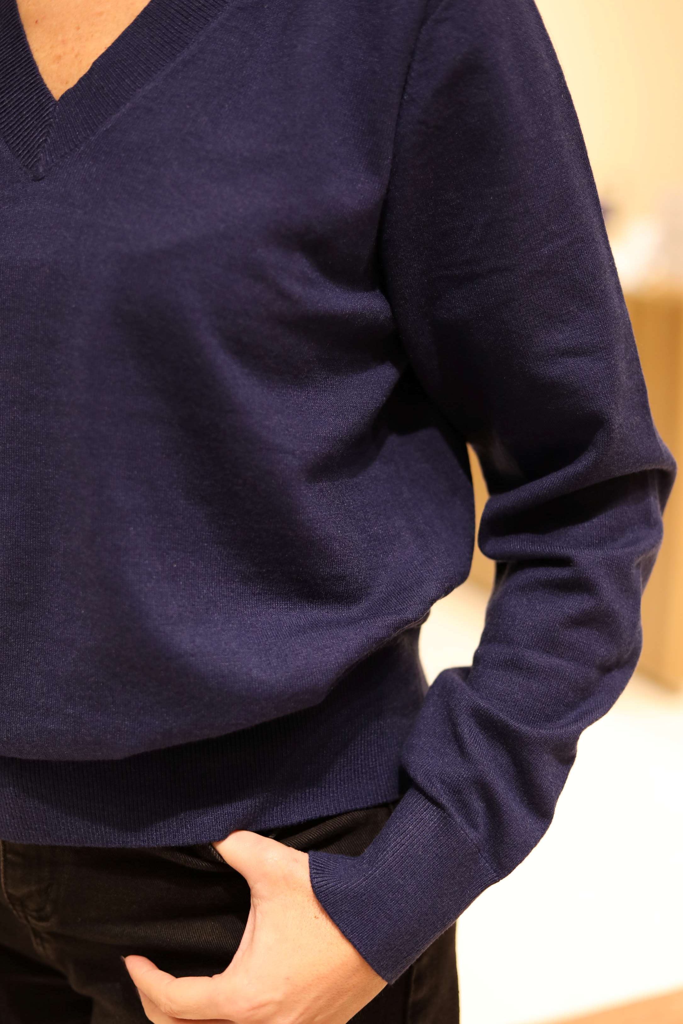 MAGLIA CON SCOLLO A V IN CALDA VISCOSA - FIT MORBIDO