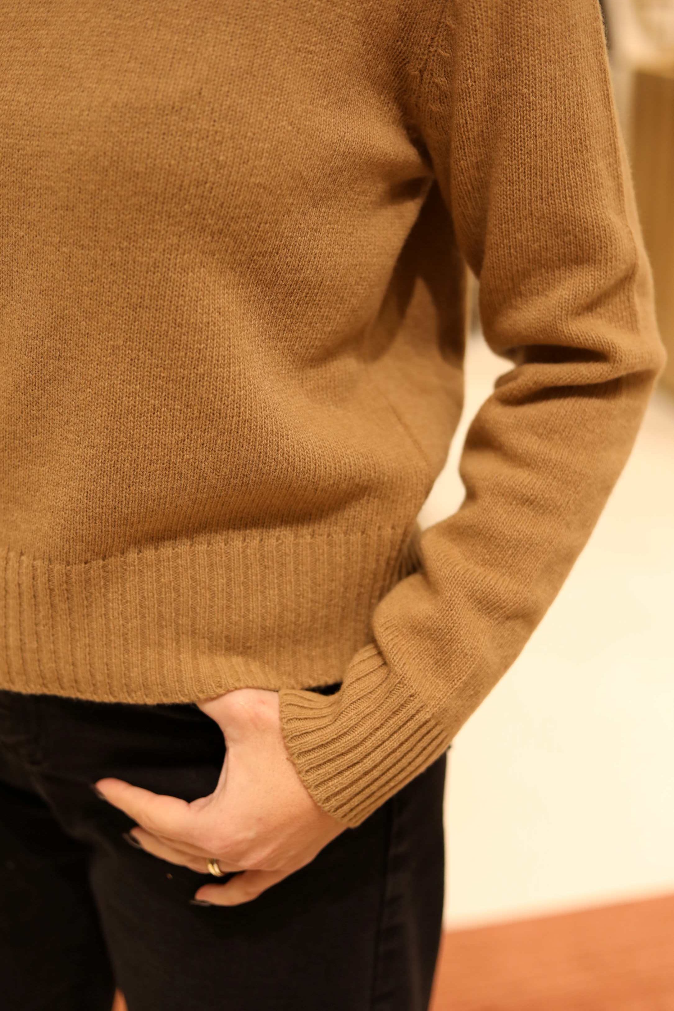 MAGLIONCINO GIROCOLLO CON PROFILI A COSTINE IN 100% LANA MERINO