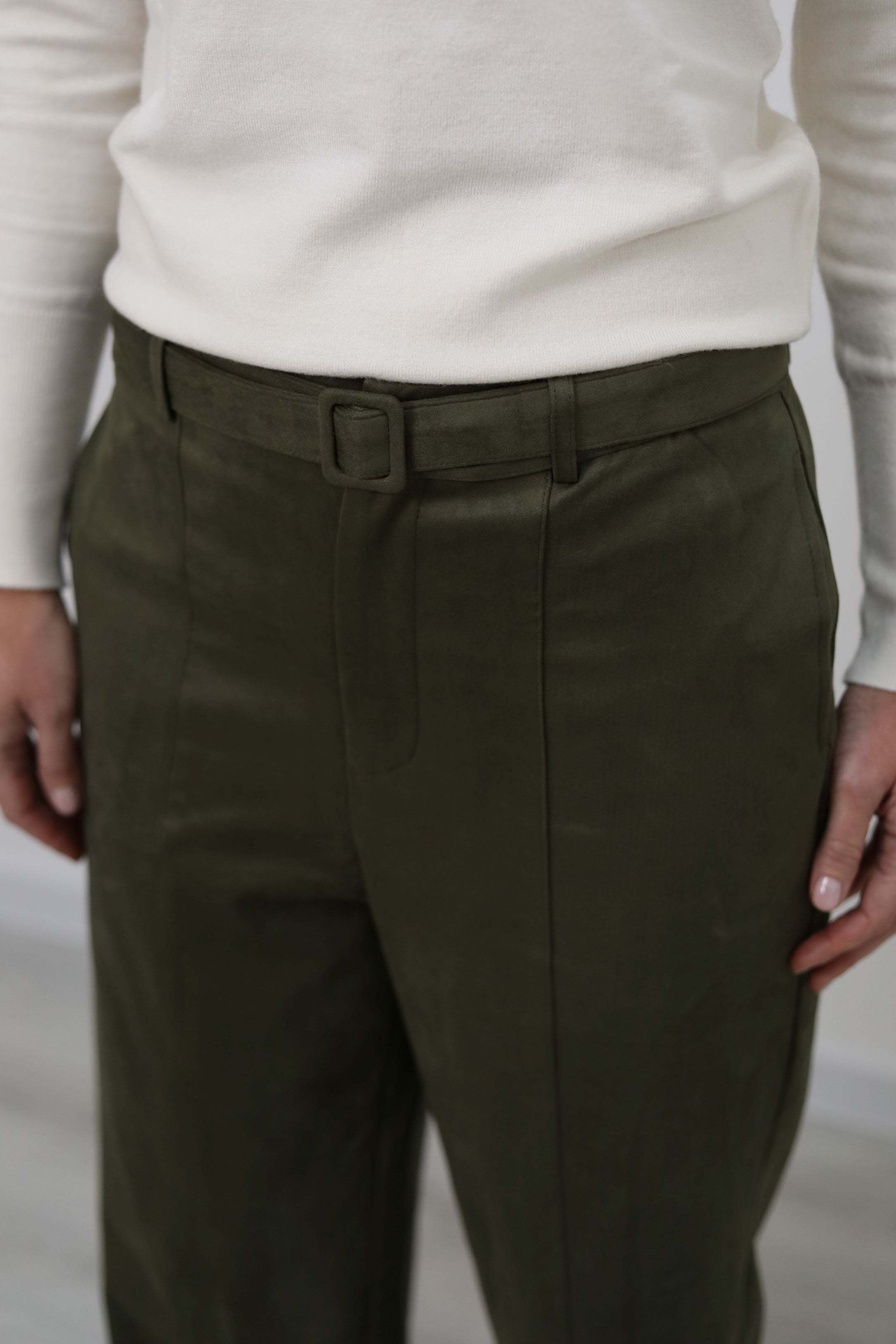 PANTALONE AMPIO CON CINTURA