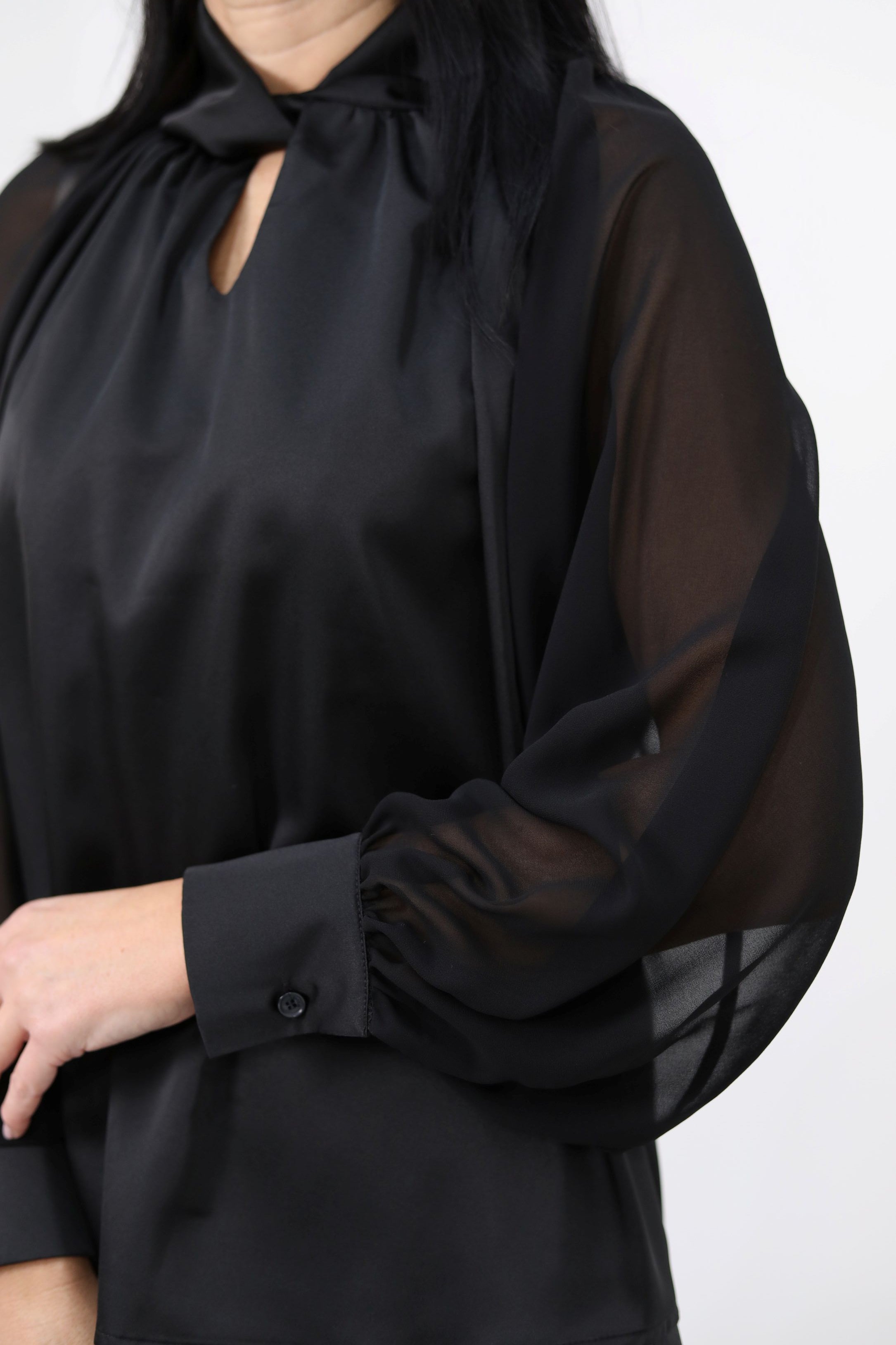 BLUSA FLUIDA CON NODO