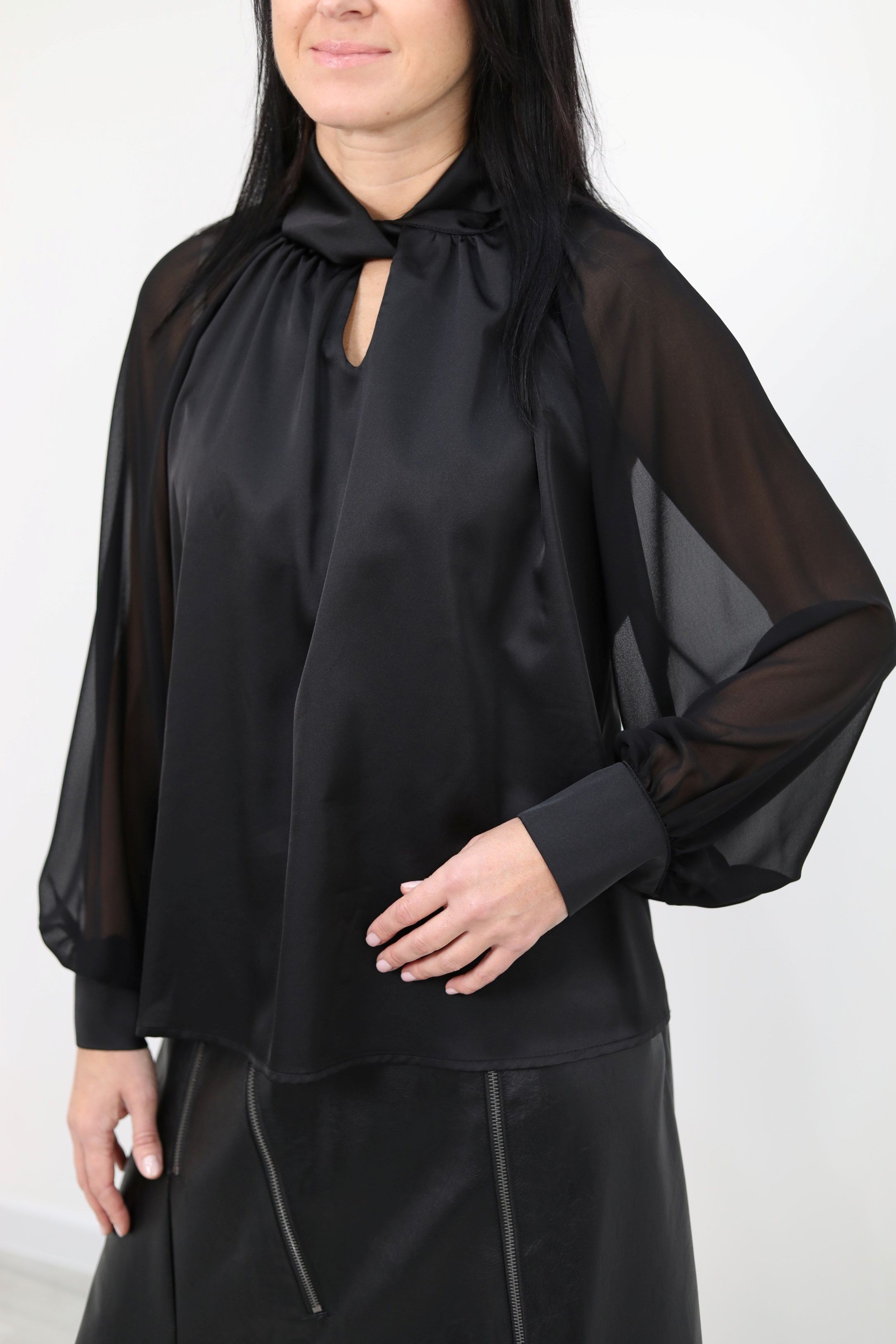 BLUSA FLUIDA CON NODO